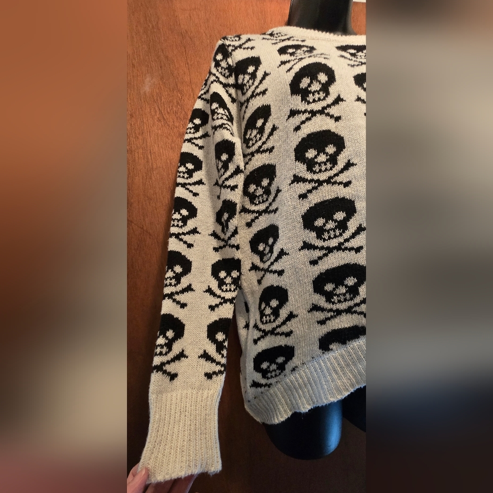 HOST PICK! 🎉🎊Skull Cashmere Black & White Skull Sweater SzM - Picture 6 of 7